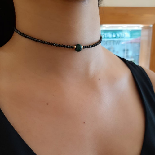 Choker de pedras naturais esmeralda ônix 